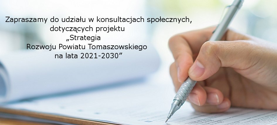 Na zdjęciu: napis: Zapraszamy do udziału w konsultacjach społecznych dotyczących projektu „Strategia Rozwoju Powiatu Tomaszowskiego na lata 2021-2030”