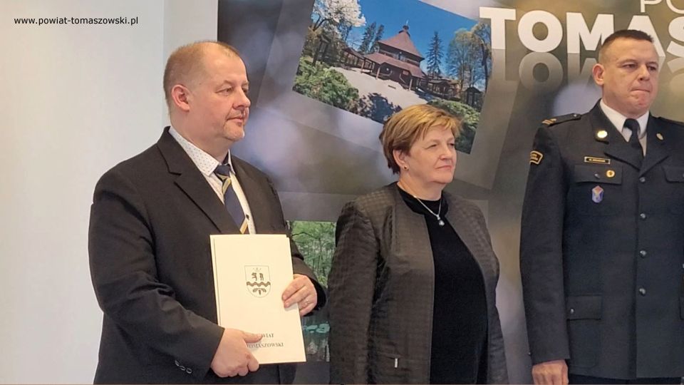 Na zdjęciu: uczestnicy uroczystości gratulacji dla strażaków z Komendy Powiatowej PSP w Tomaszowie Mazowieckim z okazji otrzymania wyróżnień od Marszałka Województwa Łódzkiego, Grzegorza Schreibera, które odbyło się w środę, 9 marca 2022 roku, w sali konferencyjnej w Starostwie Powiatowy w Tomaszowie Mazowieckim
