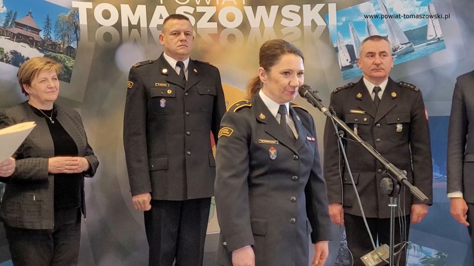 Na zdjęciu: uczestnicy uroczystości gratulacji dla strażaków z Komendy Powiatowej PSP w Tomaszowie Mazowieckim z okazji otrzymania wyróżnień od Marszałka Województwa Łódzkiego, Grzegorza Schreibera, które odbyło się w środę, 9 marca 2022 roku, w sali konferencyjnej w Starostwie Powiatowy w Tomaszowie Mazowieckim