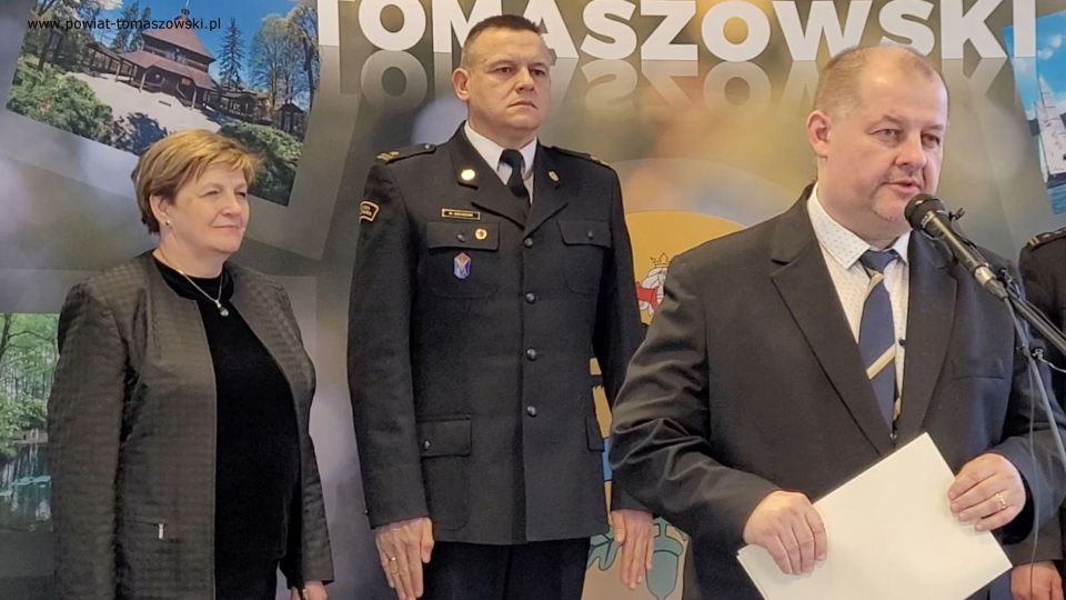 Na zdjęciu: uczestnicy uroczystości gratulacji dla strażaków z Komendy Powiatowej PSP w Tomaszowie Mazowieckim z okazji otrzymania wyróżnień od Marszałka Województwa Łódzkiego, Grzegorza Schreibera, które odbyło się w środę, 9 marca 2022 roku, w sali konferencyjnej w Starostwie Powiatowy w Tomaszowie Mazowieckim