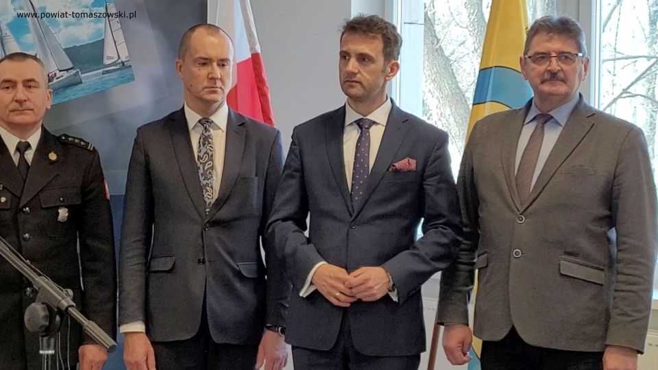 Na zdjęciu: uczestnicy uroczystości gratulacji dla strażaków z Komendy Powiatowej PSP w Tomaszowie Mazowieckim z okazji otrzymania wyróżnień od Marszałka Województwa Łódzkiego, Grzegorza Schreibera, które odbyło się w środę, 9 marca 2022 roku, w sali konferencyjnej w Starostwie Powiatowy w Tomaszowie Mazowieckim