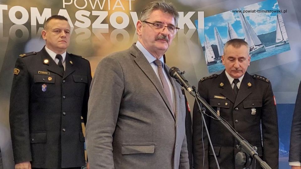 Na zdjęciu: uczestnicy uroczystości gratulacji dla strażaków z Komendy Powiatowej PSP w Tomaszowie Mazowieckim z okazji otrzymania wyróżnień od Marszałka Województwa Łódzkiego, Grzegorza Schreibera, które odbyło się w środę, 9 marca 2022 roku, w sali konferencyjnej w Starostwie Powiatowy w Tomaszowie Mazowieckim