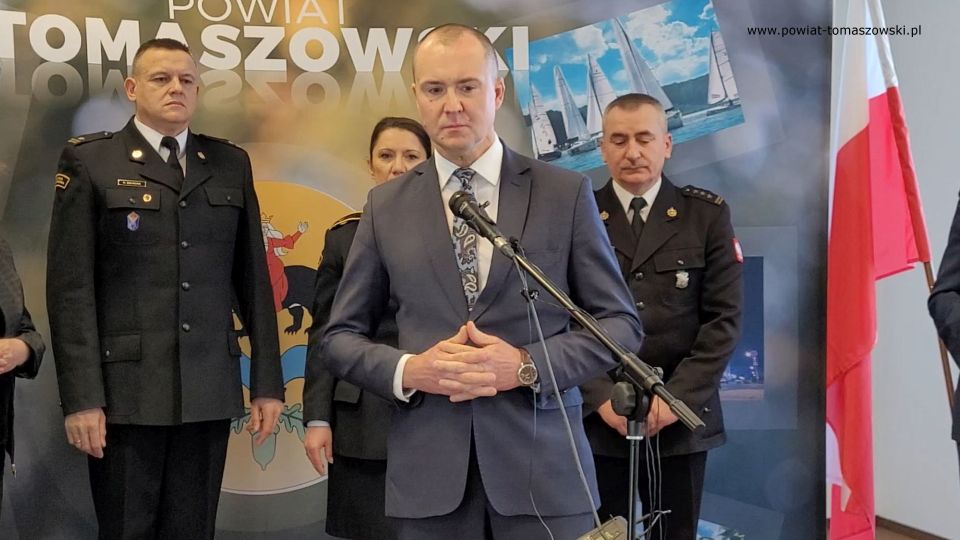 Na zdjęciu: uczestnicy uroczystości gratulacji dla strażaków z Komendy Powiatowej PSP w Tomaszowie Mazowieckim z okazji otrzymania wyróżnień od Marszałka Województwa Łódzkiego, Grzegorza Schreibera, które odbyło się w środę, 9 marca 2022 roku, w sali konferencyjnej w Starostwie Powiatowy w Tomaszowie Mazowieckim