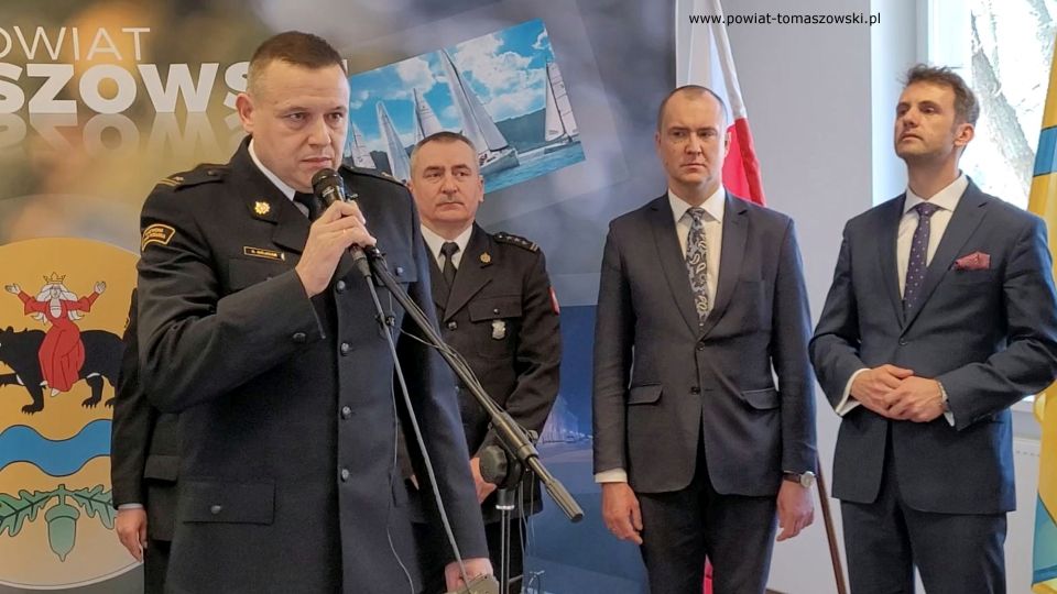 Na zdjęciu: uczestnicy uroczystości gratulacji dla strażaków z Komendy Powiatowej PSP w Tomaszowie Mazowieckim z okazji otrzymania wyróżnień od Marszałka Województwa Łódzkiego, Grzegorza Schreibera, które odbyło się w środę, 9 marca 2022 roku, w sali konferencyjnej w Starostwie Powiatowy w Tomaszowie Mazowieckim