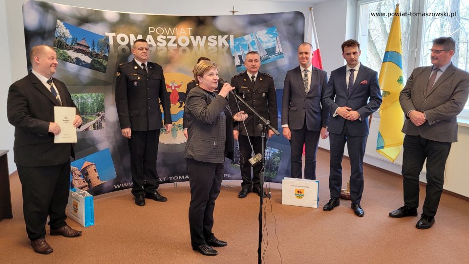 Na zdjęciu: uczestnicy uroczystości gratulacji dla strażaków z Komendy Powiatowej PSP w Tomaszowie Mazowieckim z okazji otrzymania wyróżnień od Marszałka Województwa Łódzkiego, Grzegorza Schreibera, które odbyło się w środę, 9 marca 2022 roku, w sali konferencyjnej w Starostwie Powiatowy w Tomaszowie Mazowieckim