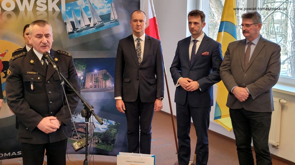 Na zdjęciu: uczestnicy uroczystości gratulacji dla strażaków z Komendy Powiatowej PSP w Tomaszowie Mazowieckim z okazji otrzymania wyróżnień od Marszałka Województwa Łódzkiego, Grzegorza Schreibera, które odbyło się w środę, 9 marca 2022 roku, w sali konferencyjnej w Starostwie Powiatowy w Tomaszowie Mazowieckim