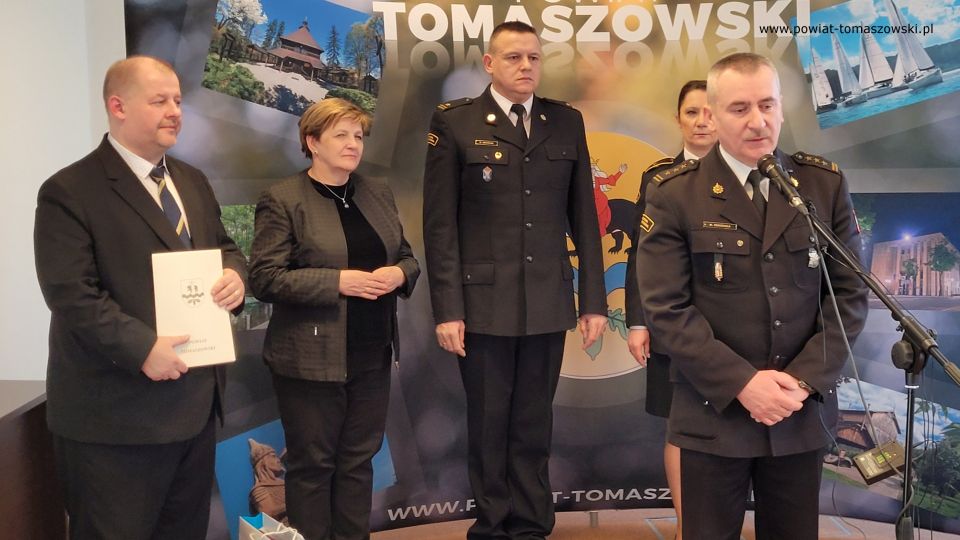 Na zdjęciu: uczestnicy uroczystości gratulacji dla strażaków z Komendy Powiatowej PSP w Tomaszowie Mazowieckim z okazji otrzymania wyróżnień od Marszałka Województwa Łódzkiego, Grzegorza Schreibera, które odbyło się w środę, 9 marca 2022 roku, w sali konferencyjnej w Starostwie Powiatowy w Tomaszowie Mazowieckim