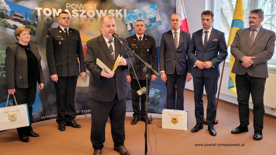 Na zdjęciu: uczestnicy uroczystości gratulacji dla strażaków z Komendy Powiatowej PSP w Tomaszowie Mazowieckim z okazji otrzymania wyróżnień od Marszałka Województwa Łódzkiego, Grzegorza Schreibera, które odbyło się w środę, 9 marca 2022 roku, w sali konferencyjnej w Starostwie Powiatowy w Tomaszowie Mazowieckim