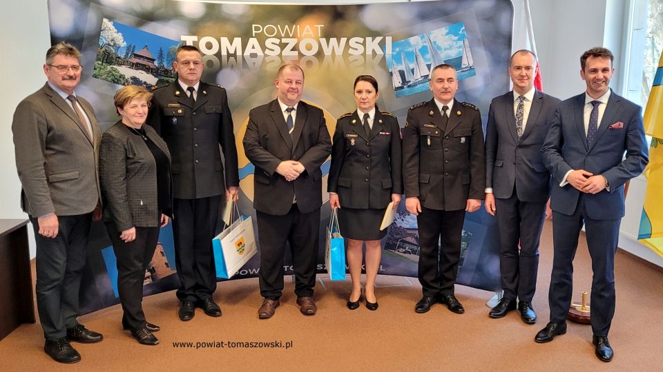 Na zdjęciu: uczestnicy uroczystości gratulacji dla strażaków z Komendy Powiatowej PSP w Tomaszowie Mazowieckim z okazji otrzymania wyróżnień od Marszałka Województwa Łódzkiego, Grzegorza Schreibera, które odbyło się w środę, 9 marca 2022 roku, w sali konferencyjnej w Starostwie Powiatowy w Tomaszowie Mazowieckim