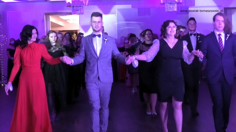 Na zdjęciu: uczestnicy balu maturalnego przyszłych maturzystów I Liceum Ogólnokształcącego im. Jarosława Dąbrowskiego w Tomaszowie Mazowieckim, który odbył się w sobotę, 8 stycznia 2022 roku, w Arboretum w Studziankach