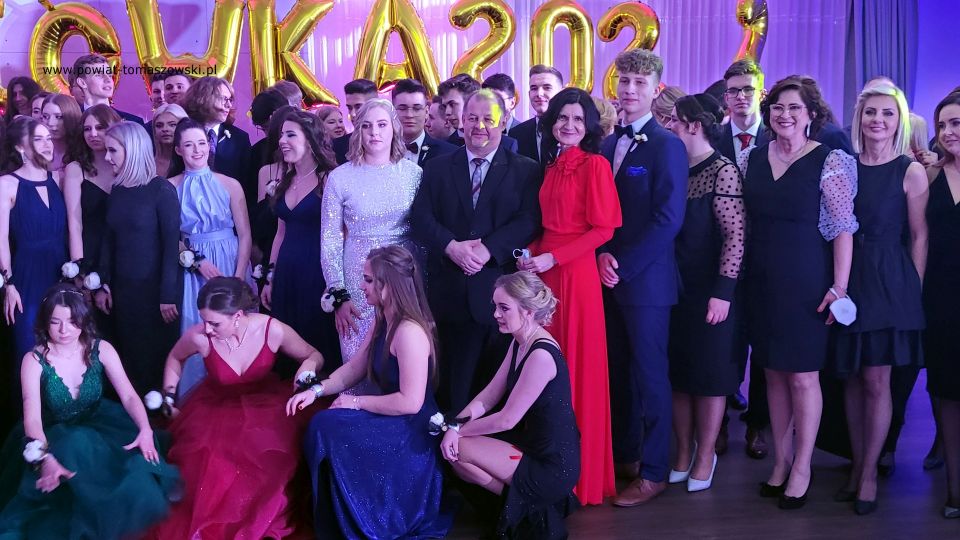 Na zdjęciu: uczestnicy balu maturalnego przyszłych maturzystów I Liceum Ogólnokształcącego im. Jarosława Dąbrowskiego w Tomaszowie Mazowieckim, który odbył się w sobotę, 8 stycznia 2022 roku, w Arboretum w Studziankach