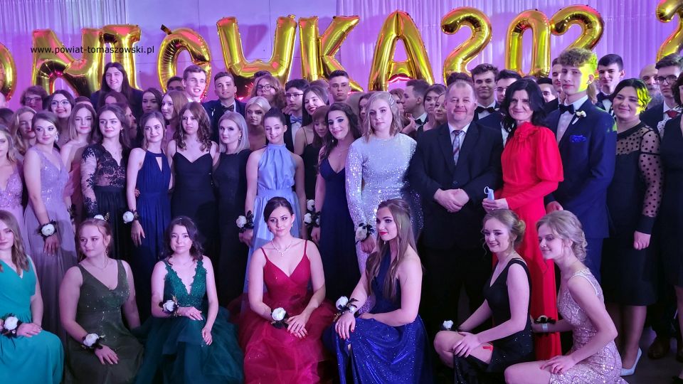 Na zdjęciu: uczestnicy balu maturalnego przyszłych maturzystów I Liceum Ogólnokształcącego im. Jarosława Dąbrowskiego w Tomaszowie Mazowieckim, który odbył się w sobotę, 8 stycznia 2022 roku, w Arboretum w Studziankach