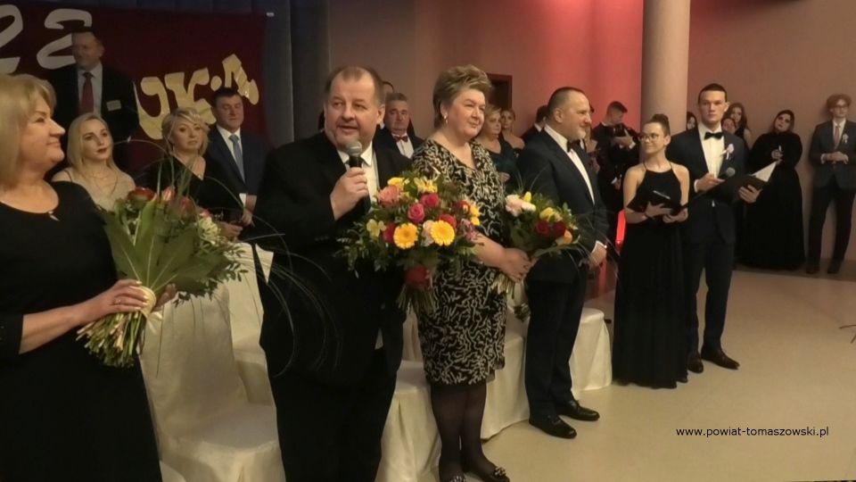 Na zdjęciu: uczestnicy studniówki uczniów klas maturalnych II Liceum Ogólnokształcącego im. Stefana Żeromskiego w Tomaszowie Mazowieckim, która odbyła się w sobotę, 29 stycznia 2022 roku, w Hotelu Sevilla W Rawie Mazowieckiej 