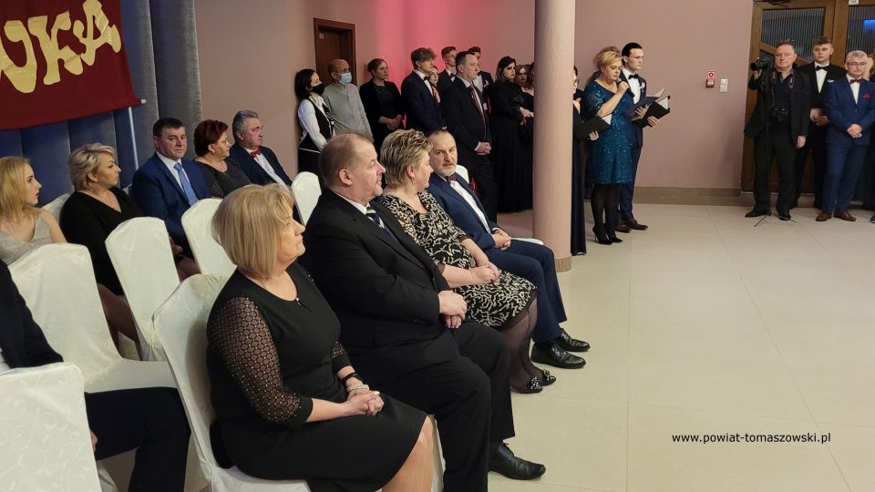 Na zdjęciu: uczestnicy studniówki uczniów klas maturalnych II Liceum Ogólnokształcącego im. Stefana Żeromskiego w Tomaszowie Mazowieckim, która odbyła się w sobotę, 29 stycznia 2022 roku, w Hotelu Sevilla W Rawie Mazowieckiej 