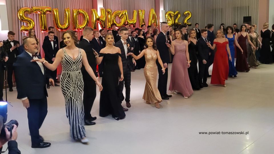 Na zdjęciu: uczestnicy studniówki uczniów klas maturalnych II Liceum Ogólnokształcącego im. Stefana Żeromskiego w Tomaszowie Mazowieckim, która odbyła się w sobotę, 29 stycznia 2022 roku, w Hotelu Sevilla W Rawie Mazowieckiej 