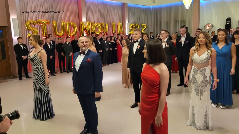Na zdjęciu: uczestnicy studniówki uczniów klas maturalnych II Liceum Ogólnokształcącego im. Stefana Żeromskiego w Tomaszowie Mazowieckim, która odbyła się w sobotę, 29 stycznia 2022 roku, w Hotelu Sevilla W Rawie Mazowieckiej 