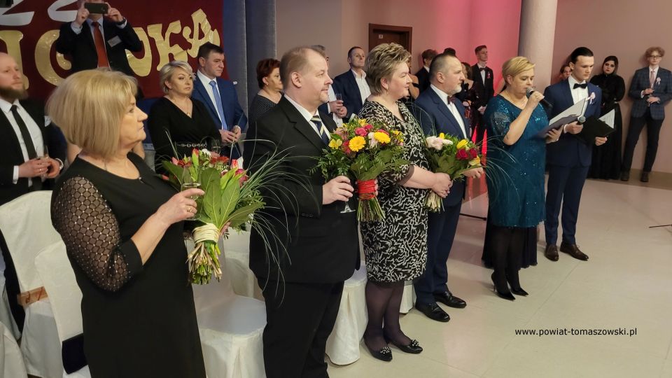 Na zdjęciu: uczestnicy studniówki uczniów klas maturalnych II Liceum Ogólnokształcącego im. Stefana Żeromskiego w Tomaszowie Mazowieckim, która odbyła się w sobotę, 29 stycznia 2022 roku, w Hotelu Sevilla W Rawie Mazowieckiej 
