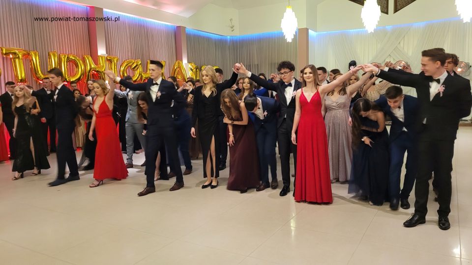 Na zdjęciu: uczestnicy studniówki uczniów klas maturalnych II Liceum Ogólnokształcącego im. Stefana Żeromskiego w Tomaszowie Mazowieckim, która odbyła się w sobotę, 29 stycznia 2022 roku, w Hotelu Sevilla W Rawie Mazowieckiej 