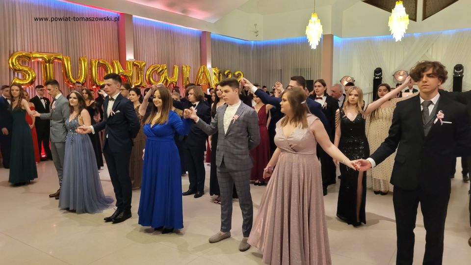 Na zdjęciu: uczestnicy studniówki uczniów klas maturalnych II Liceum Ogólnokształcącego im. Stefana Żeromskiego w Tomaszowie Mazowieckim, która odbyła się w sobotę, 29 stycznia 2022 roku, w Hotelu Sevilla W Rawie Mazowieckiej 