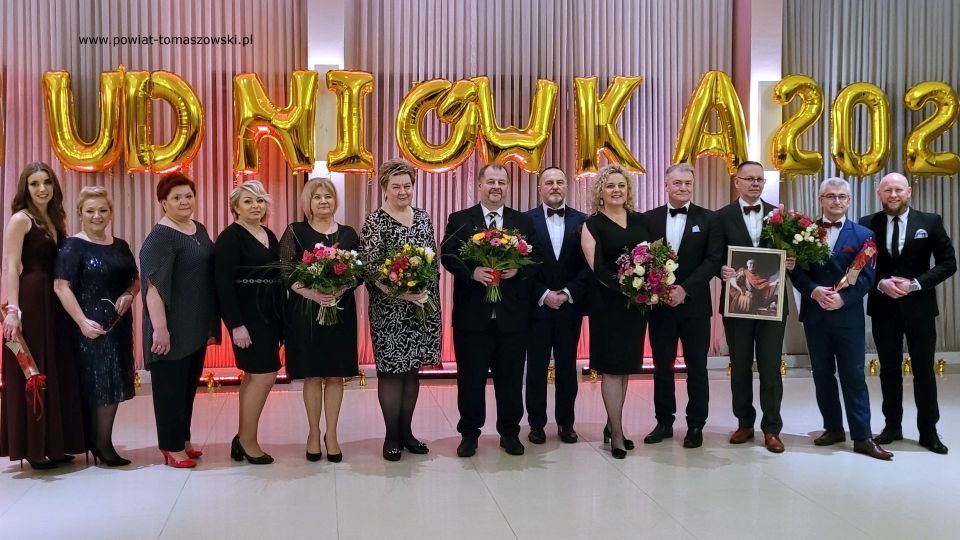 Na zdjęciu: uczestnicy studniówki uczniów klas maturalnych II Liceum Ogólnokształcącego im. Stefana Żeromskiego w Tomaszowie Mazowieckim, która odbyła się w sobotę, 29 stycznia 2022 roku, w Hotelu Sevilla W Rawie Mazowieckiej 