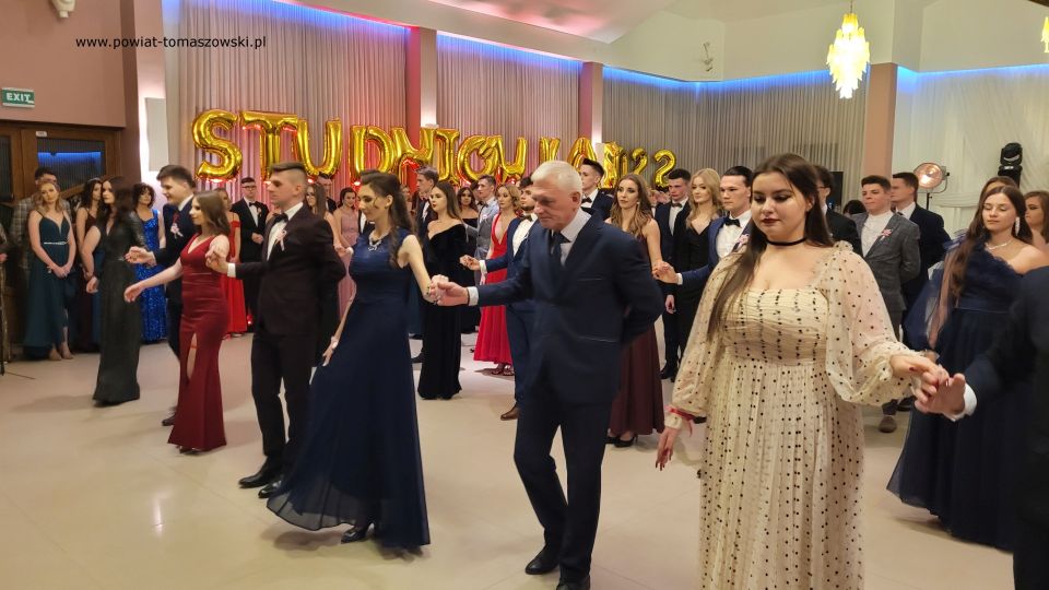 Na zdjęciu: uczestnicy studniówki uczniów klas maturalnych II Liceum Ogólnokształcącego im. Stefana Żeromskiego w Tomaszowie Mazowieckim, która odbyła się w sobotę, 29 stycznia 2022 roku, w Hotelu Sevilla W Rawie Mazowieckiej 