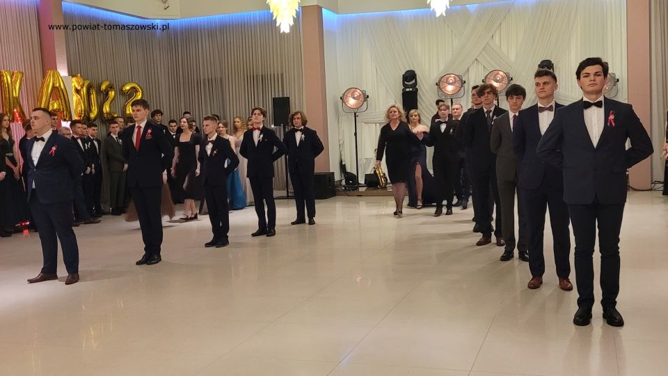 Na zdjęciu: uczestnicy studniówki uczniów klas maturalnych II Liceum Ogólnokształcącego im. Stefana Żeromskiego w Tomaszowie Mazowieckim, która odbyła się w sobotę, 29 stycznia 2022 roku, w Hotelu Sevilla W Rawie Mazowieckiej 