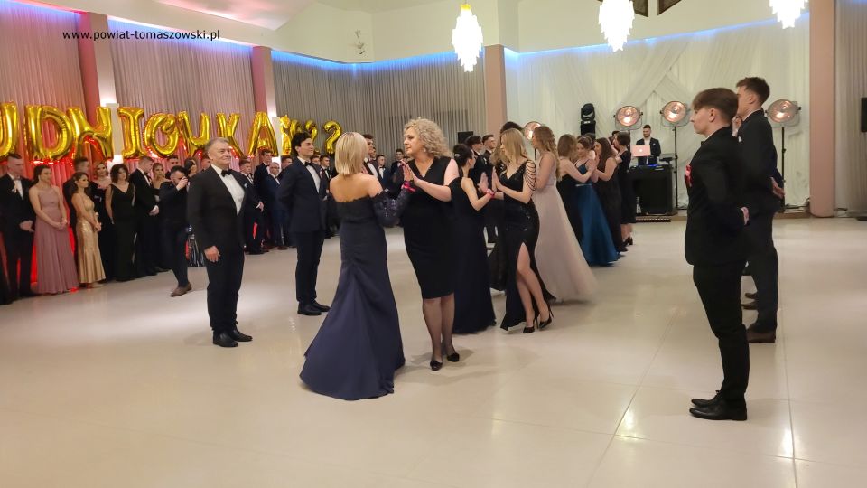 Na zdjęciu: uczestnicy studniówki uczniów klas maturalnych II Liceum Ogólnokształcącego im. Stefana Żeromskiego w Tomaszowie Mazowieckim, która odbyła się w sobotę, 29 stycznia 2022 roku, w Hotelu Sevilla W Rawie Mazowieckiej 