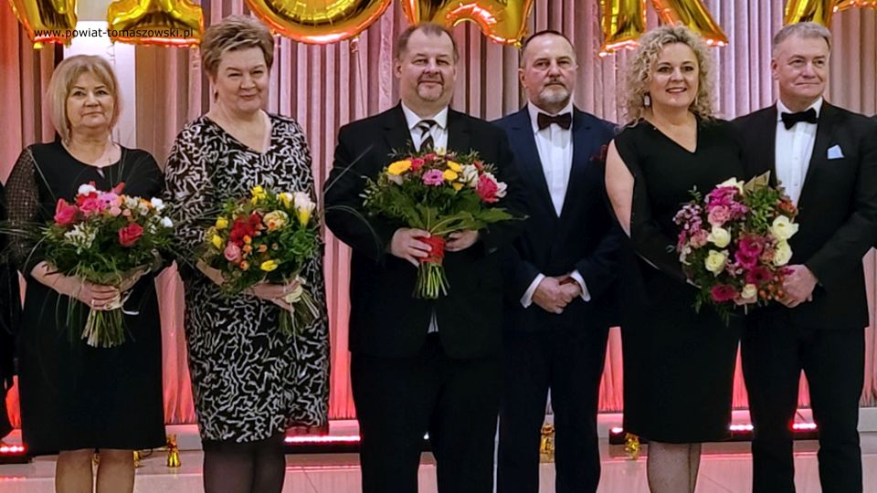 Na zdjęciu: uczestnicy studniówki uczniów klas maturalnych II Liceum Ogólnokształcącego im. Stefana Żeromskiego w Tomaszowie Mazowieckim, która odbyła się w sobotę, 29 stycznia 2022 roku, w Hotelu Sevilla W Rawie Mazowieckiej 