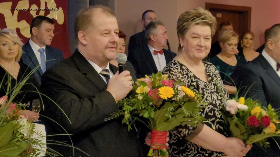 Na zdjęciu: uczestnicy studniówki uczniów klas maturalnych II Liceum Ogólnokształcącego im. Stefana Żeromskiego w Tomaszowie Mazowieckim, która odbyła się w sobotę, 29 stycznia 2022 roku, w Hotelu Sevilla W Rawie Mazowieckiej 