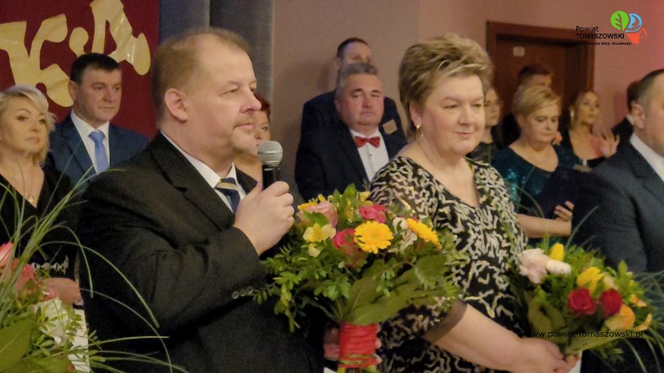 Na zdjęciu: uczestnicy studniówki uczniów klas maturalnych II Liceum Ogólnokształcącego im. Stefana Żeromskiego w Tomaszowie Mazowieckim, która odbyła się w sobotę, 29 stycznia 2022 roku, w Hotelu Sevilla W Rawie Mazowieckiej 