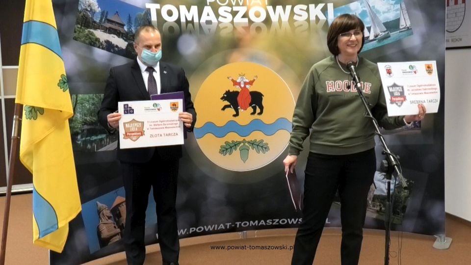 Na zdjęciu: uczestnicy konferencji prasowej, dotyczącej sukcesów, jakie osiągnęły w Rankingu Liceów i techników miesięcznika Perspektywy tomaszowskie szkoły ponadpodstawowe, których organem prowadzącym jest Powiat Tomaszowski. Konferencja odbyła się w czwartek, 3 lutego 2022 roku, w Sali konferencyjnej Starostwa Powiatowego w Tomaszowie Mazowieckim 
