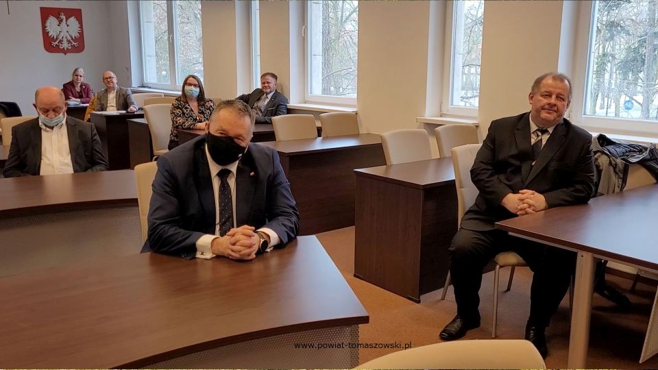 Na zdjęciu: uczestnicy konferencji prasowej, dotyczącej sukcesów, jakie osiągnęły w Rankingu Liceów i techników miesięcznika Perspektywy tomaszowskie szkoły ponadpodstawowe, których organem prowadzącym jest Powiat Tomaszowski. Konferencja odbyła się w czwartek, 3 lutego 2022 roku, w Sali konferencyjnej Starostwa Powiatowego w Tomaszowie Mazowieckim 