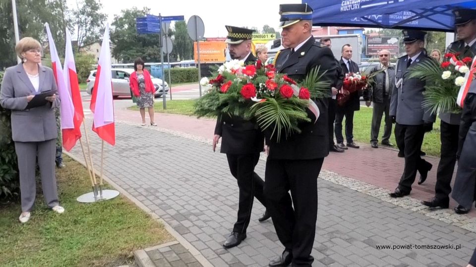 Na zdjęciu: zdjęcie z obchodów 82. Rocznicy agresji Związku Radzieckiego na Polskę i Światowego Dnia Sybiraka, które odbyły się w piątek, 17 września 2021 roku, w Tomaszowie Mazowieckim