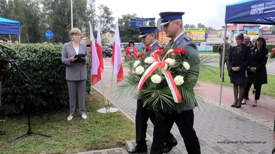 Na zdjęciu: zdjęcie z obchodów 82. Rocznicy agresji Związku Radzieckiego na Polskę i Światowego Dnia Sybiraka, które odbyły się w piątek, 17 września 2021 roku, w Tomaszowie Mazowieckim