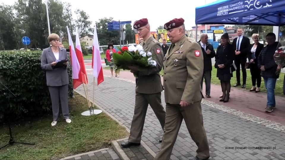Na zdjęciu: zdjęcie z obchodów 82. Rocznicy agresji Związku Radzieckiego na Polskę i Światowego Dnia Sybiraka, które odbyły się w piątek, 17 września 2021 roku, w Tomaszowie Mazowieckim