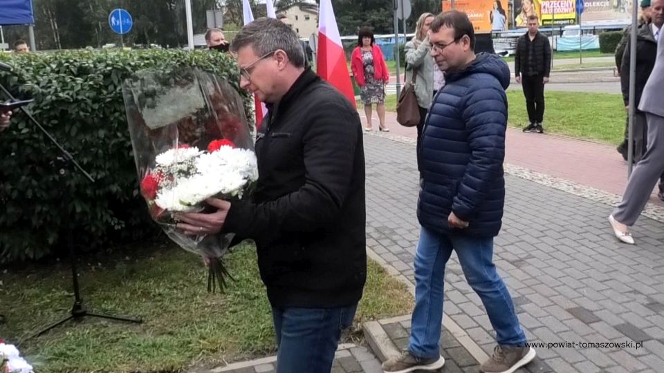 Na zdjęciu: zdjęcie z obchodów 82. Rocznicy agresji Związku Radzieckiego na Polskę i Światowego Dnia Sybiraka, które odbyły się w piątek, 17 września 2021 roku, w Tomaszowie Mazowieckim