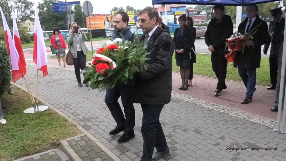 Na zdjęciu: zdjęcie z obchodów 82. Rocznicy agresji Związku Radzieckiego na Polskę i Światowego Dnia Sybiraka, które odbyły się w piątek, 17 września 2021 roku, w Tomaszowie Mazowieckim