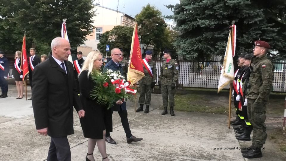 Na zdjęciu: zdjęcie z obchodów 82. Rocznicy agresji Związku Radzieckiego na Polskę i Światowego Dnia Sybiraka, które odbyły się w piątek, 17 września 2021 roku, w Tomaszowie Mazowieckim