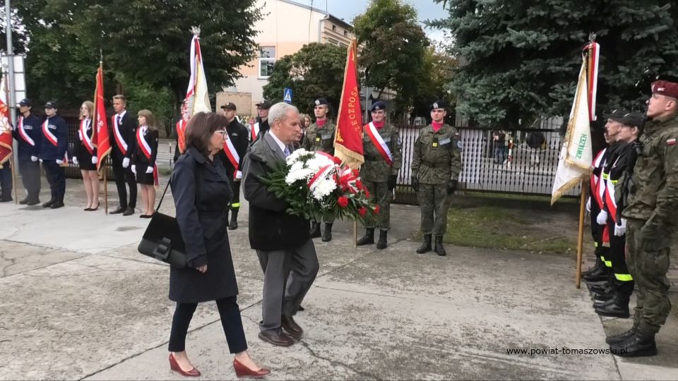 Na zdjęciu: zdjęcie z obchodów 82. Rocznicy agresji Związku Radzieckiego na Polskę i Światowego Dnia Sybiraka, które odbyły się w piątek, 17 września 2021 roku, w Tomaszowie Mazowieckim