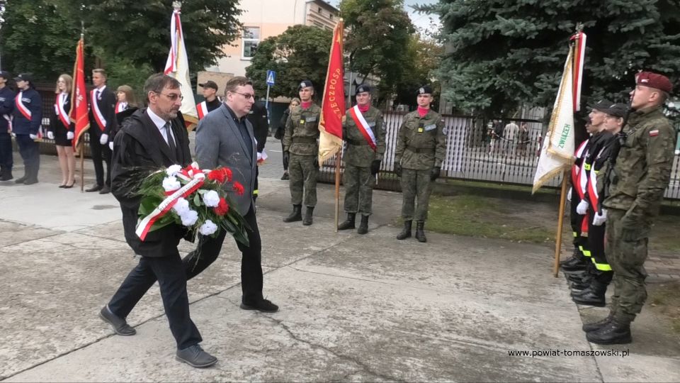 Na zdjęciu: zdjęcie z obchodów 82. Rocznicy agresji Związku Radzieckiego na Polskę i Światowego Dnia Sybiraka, które odbyły się w piątek, 17 września 2021 roku, w Tomaszowie Mazowieckim