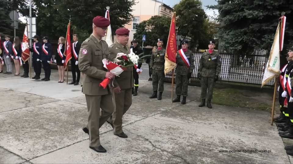 Na zdjęciu: zdjęcie z obchodów 82. Rocznicy agresji Związku Radzieckiego na Polskę i Światowego Dnia Sybiraka, które odbyły się w piątek, 17 września 2021 roku, w Tomaszowie Mazowieckim