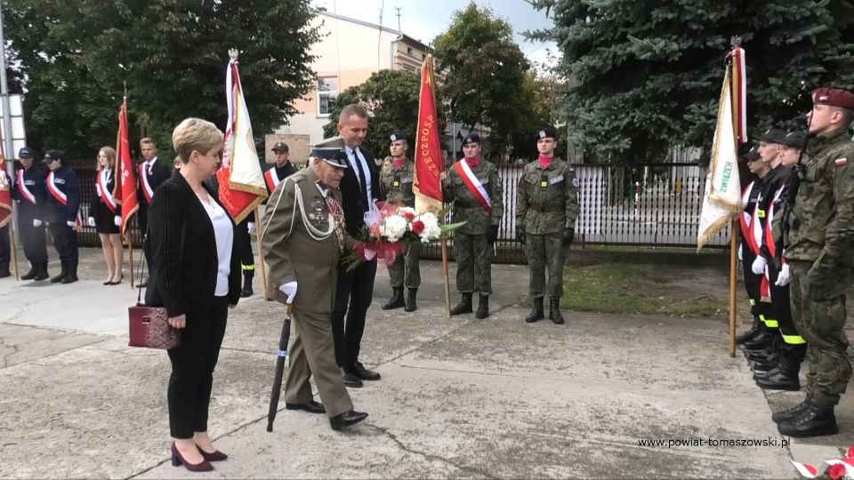 Na zdjęciu: zdjęcie z obchodów 82. Rocznicy agresji Związku Radzieckiego na Polskę i Światowego Dnia Sybiraka, które odbyły się w piątek, 17 września 2021 roku, w Tomaszowie Mazowieckim