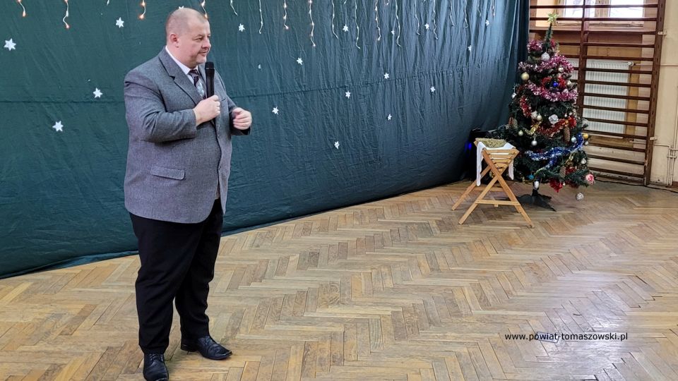 Zdjęcie ze spotkania wigilijnego, które odbyło się w piątek, 17 grudnia 2021 roku w Katolickiej Szkole Podstawowej w Tomaszowie Mazowieckim przy ulicy Warszawskiej
