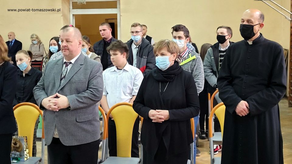 Zdjęcie ze spotkania wigilijnego, które odbyło się w piątek, 17 grudnia 2021 roku w Katolickiej Szkole Podstawowej w Tomaszowie Mazowieckim przy ulicy Warszawskiej