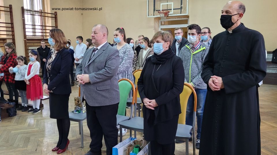 Zdjęcie ze spotkania wigilijnego, które odbyło się w piątek, 17 grudnia 2021 roku w Katolickiej Szkole Podstawowej w Tomaszowie Mazowieckim przy ulicy Warszawskiej