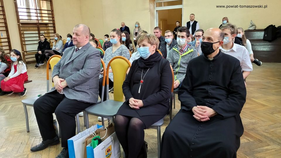 Zdjęcie ze spotkania wigilijnego, które odbyło się w piątek, 17 grudnia 2021 roku w Katolickiej Szkole Podstawowej w Tomaszowie Mazowieckim przy ulicy Warszawskiej