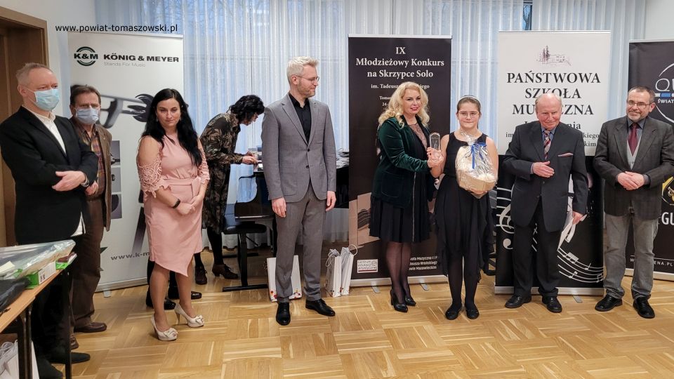 Zdjęcie z koncertu laureatów IX edycji Młodzieżowego Konkursu na Skrzypce Solo im. Tadeusza Wrońskiego  dla uczniów szkół muzycznych I i II stopnia, organizowanego przez Państwową Szkołę Muzyczną  I i II st. im. T. Wrońskiego w Tomaszowie Mazowieckim, która odbyła się w sobotę, 26 lutego 2022 roku