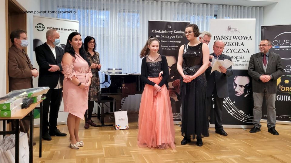 Zdjęcie z koncertu laureatów IX edycji Młodzieżowego Konkursu na Skrzypce Solo im. Tadeusza Wrońskiego  dla uczniów szkół muzycznych I i II stopnia, organizowanego przez Państwową Szkołę Muzyczną  I i II st. im. T. Wrońskiego w Tomaszowie Mazowieckim, która odbyła się w sobotę, 26 lutego 2022 roku