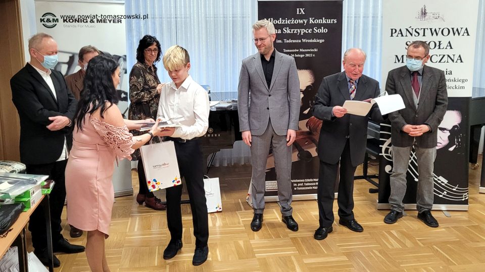 Zdjęcie z koncertu laureatów IX edycji Młodzieżowego Konkursu na Skrzypce Solo im. Tadeusza Wrońskiego  dla uczniów szkół muzycznych I i II stopnia, organizowanego przez Państwową Szkołę Muzyczną  I i II st. im. T. Wrońskiego w Tomaszowie Mazowieckim, która odbyła się w sobotę, 26 lutego 2022 roku