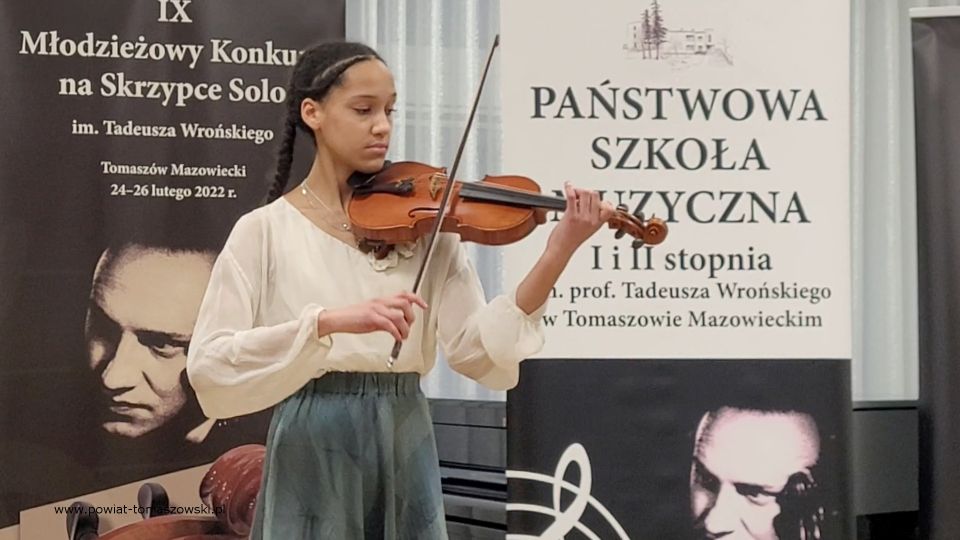 Zdjęcie z koncertu laureatów IX edycji Młodzieżowego Konkursu na Skrzypce Solo im. Tadeusza Wrońskiego  dla uczniów szkół muzycznych I i II stopnia, organizowanego przez Państwową Szkołę Muzyczną  I i II st. im. T. Wrońskiego w Tomaszowie Mazowieckim, która odbyła się w sobotę, 26 lutego 2022 roku